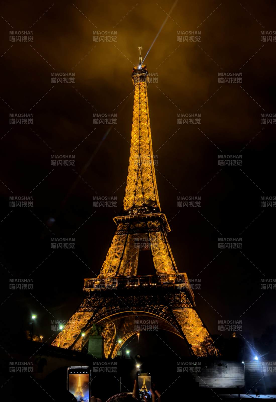 夜幕下的巴黎埃菲尔铁塔图片