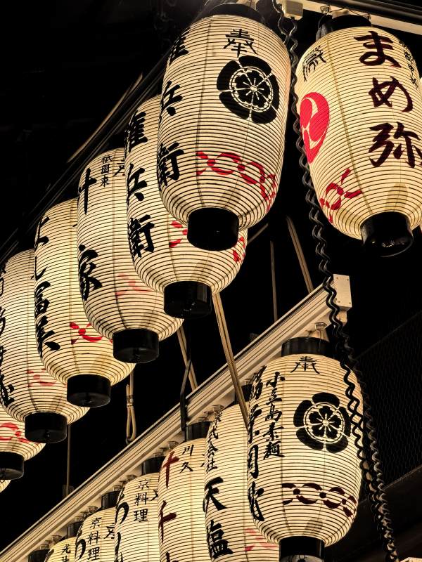 夜市灯笼光影图片