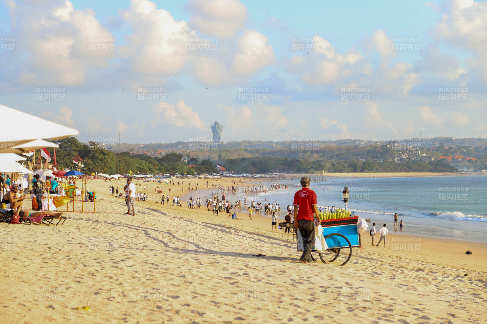 沙滩上的热闹景象 印度尼西亚巴厘岛金巴兰图片
