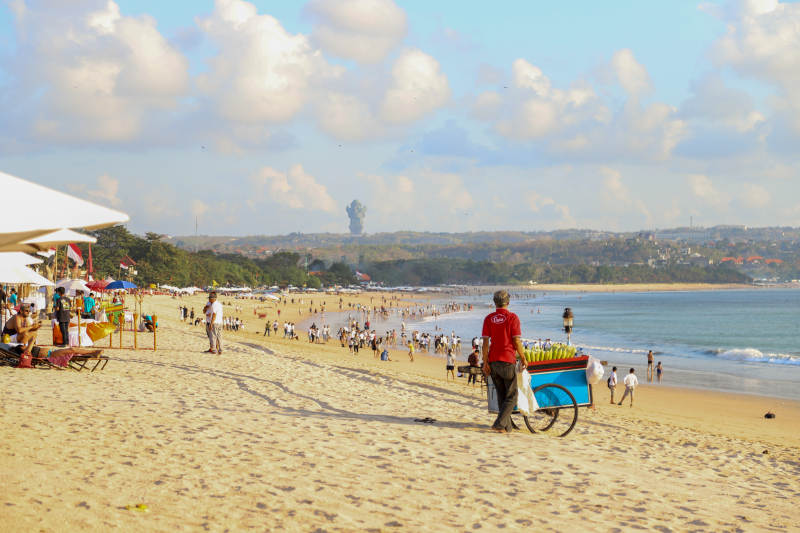 沙滩上的热闹景象 印度尼西亚巴厘岛金巴兰图片