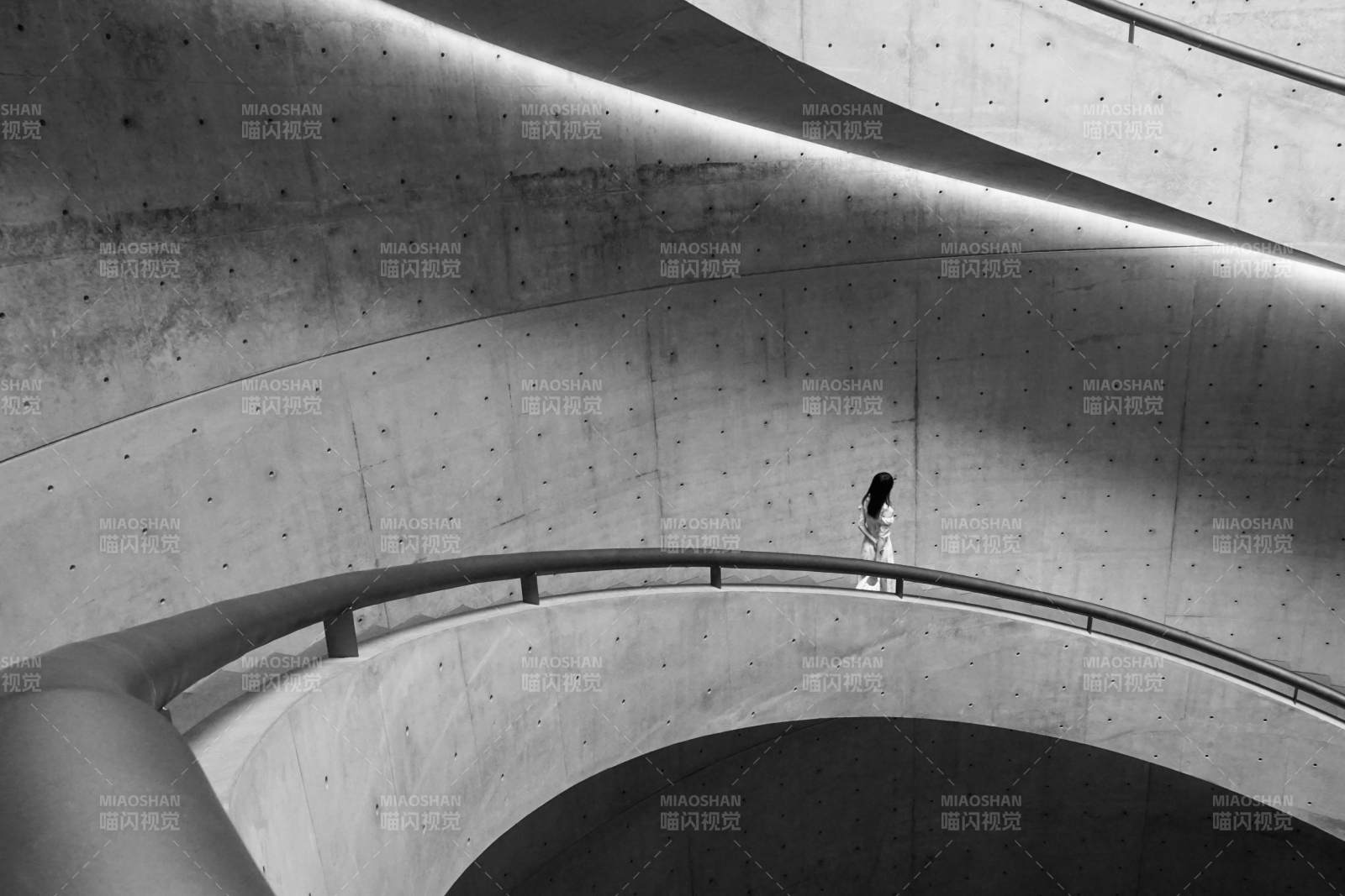 光影中的孤独行者图片