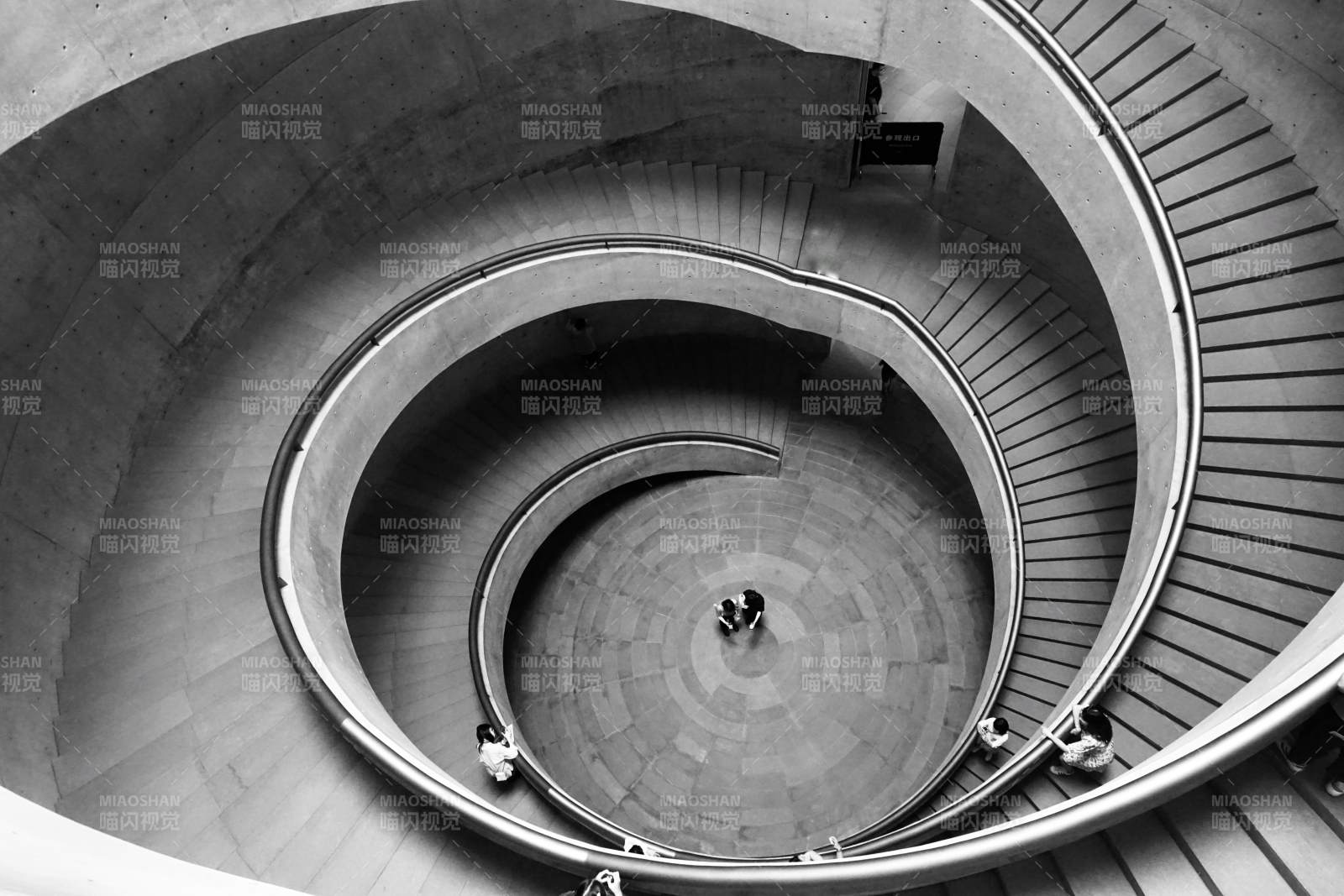螺旋阶梯的深处 黑白图片