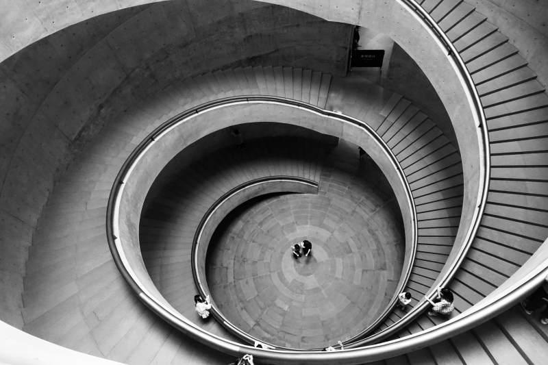 螺旋阶梯的深处 黑白图片