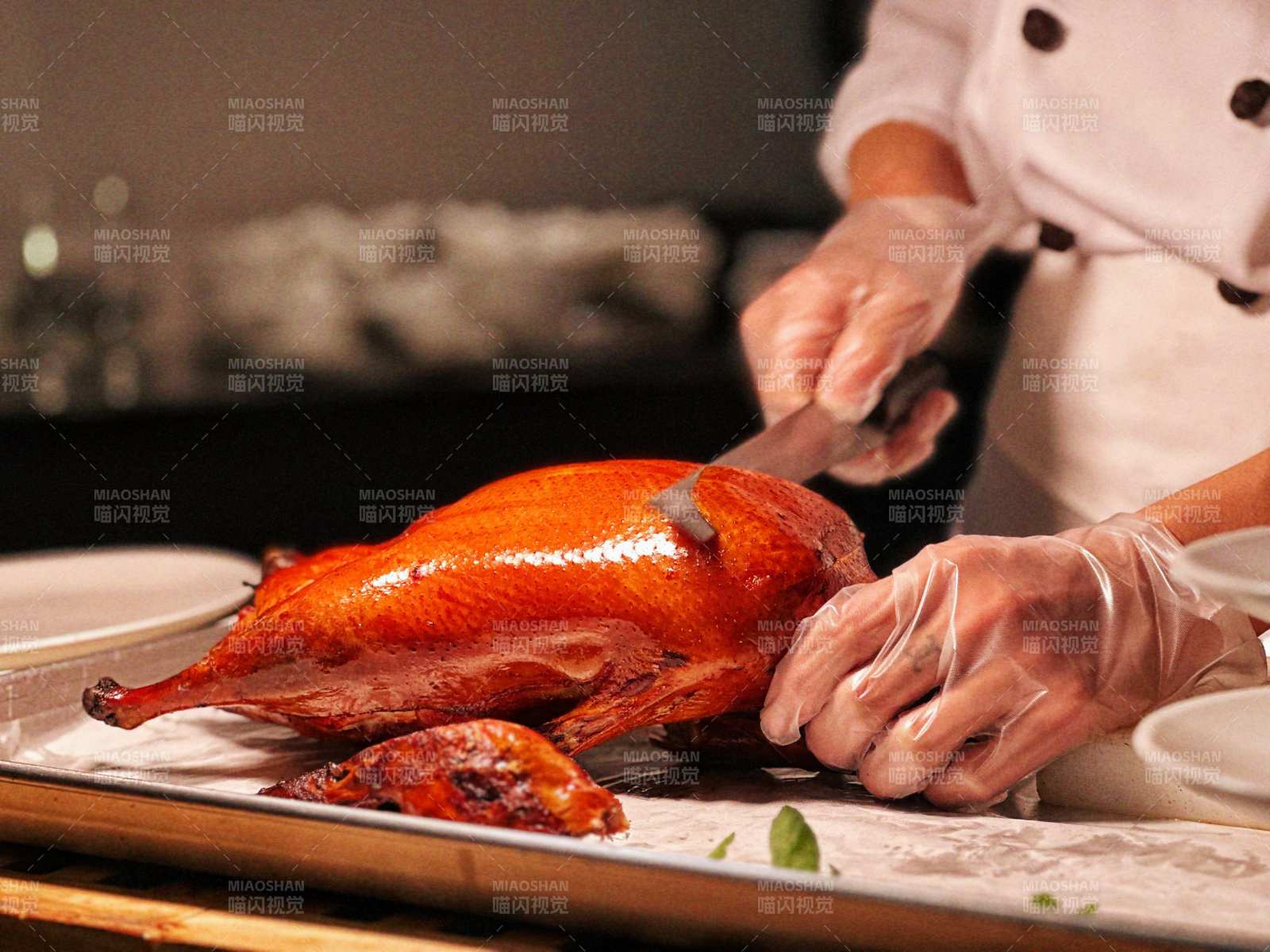 烤鸭切片准备中图片