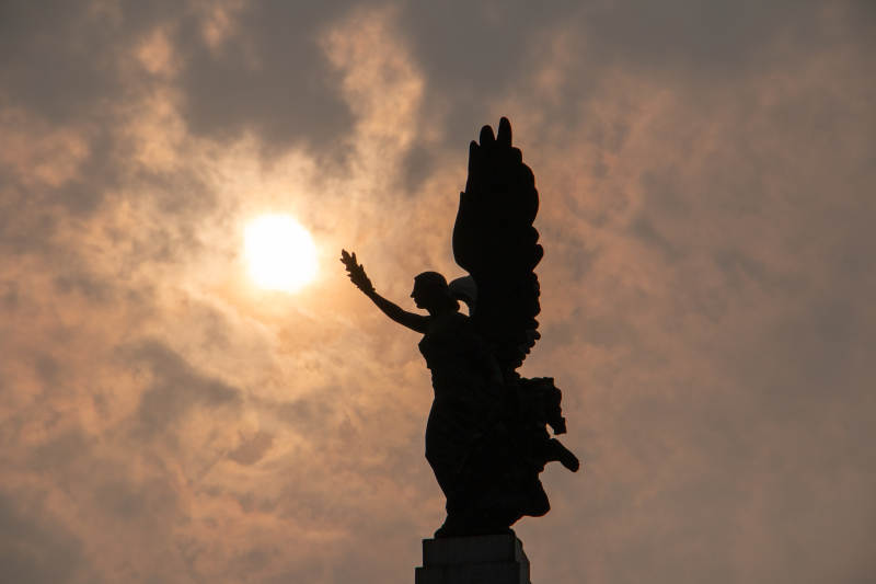 天使雕像剪影图片