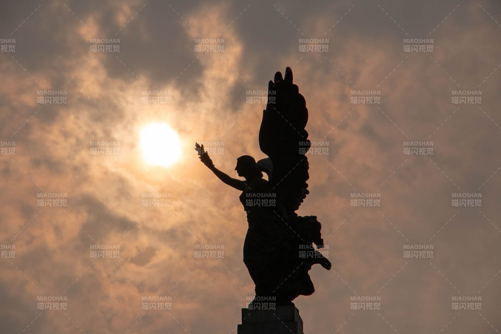 天使雕像剪影图片