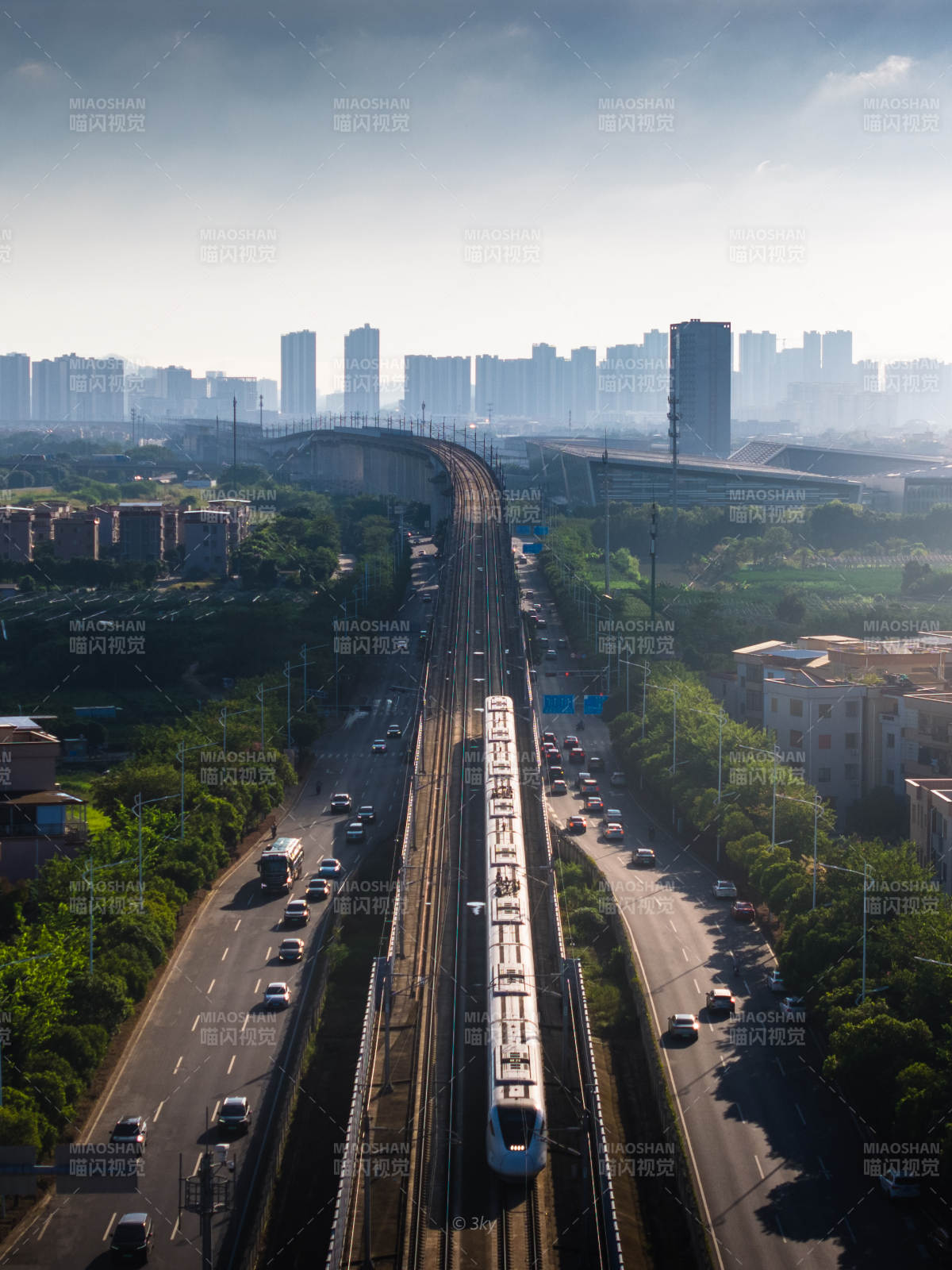 城市轻轨穿行图图片
