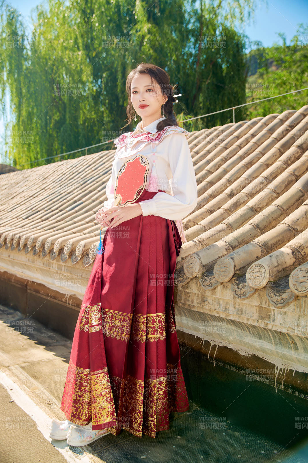 穿着中国汉族服饰马面裙的东方女性图片