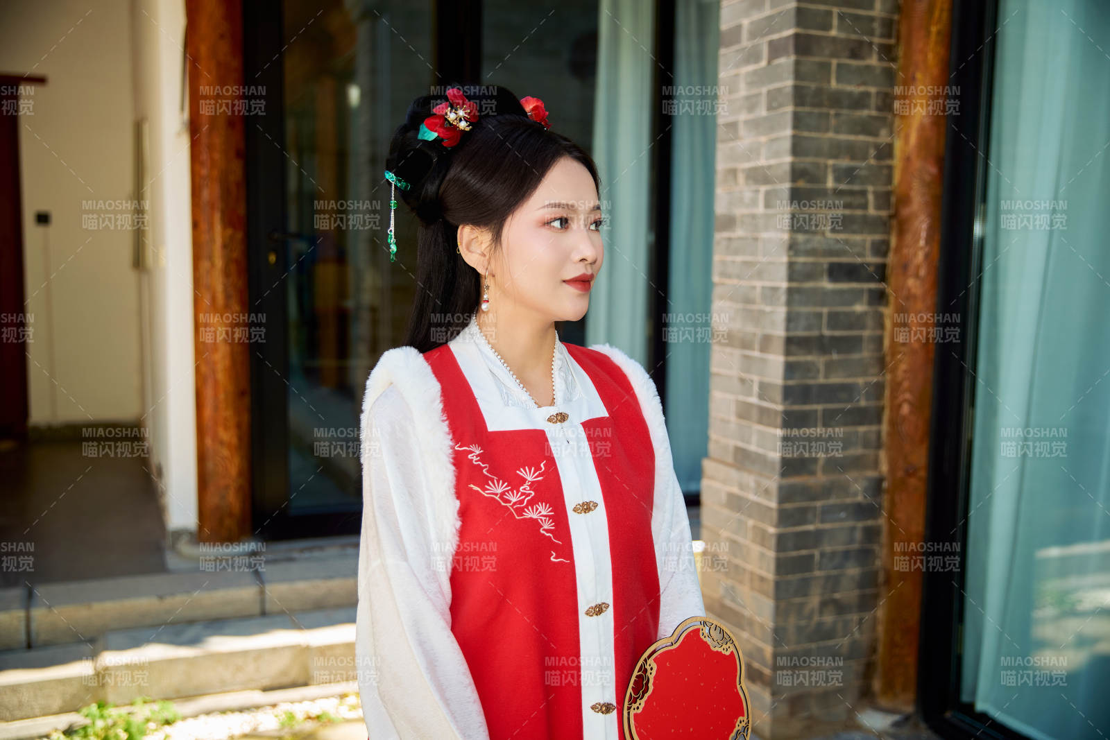 穿着中国汉族服饰马面裙的东方女性图片