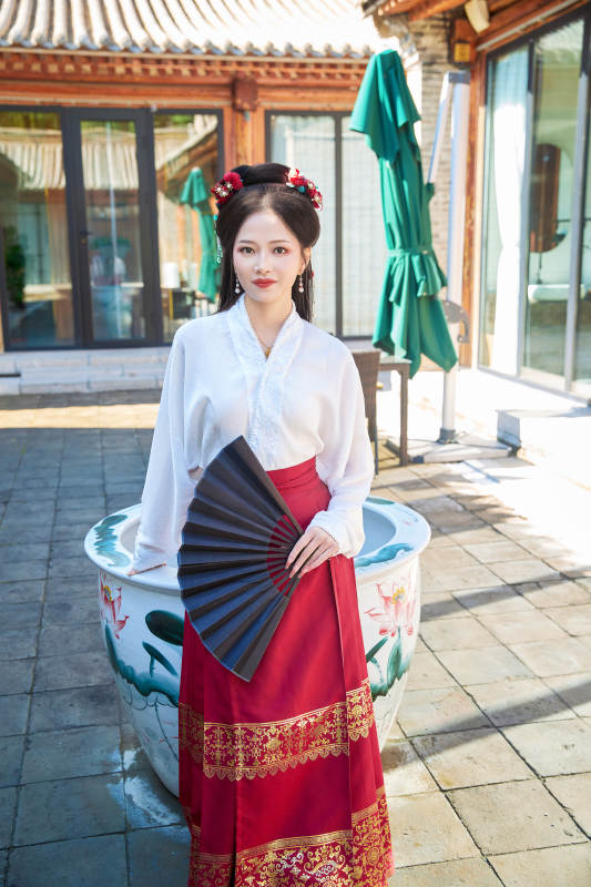 身穿汉服马面裙手持纸扇的东方美女图片