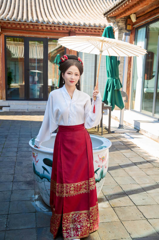 穿着汉服马面裙手持油纸伞的东方美女图片