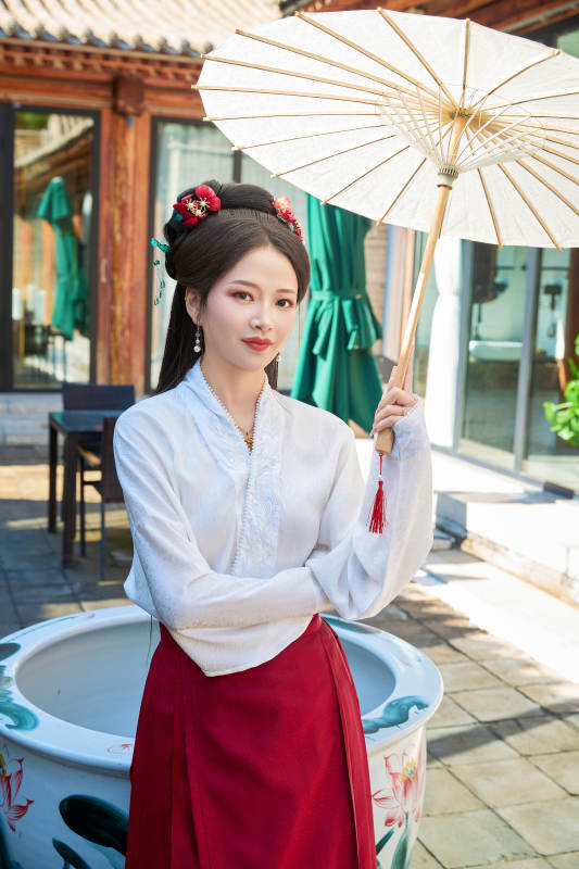 穿着汉服马面裙手持油纸伞的东方美女图片