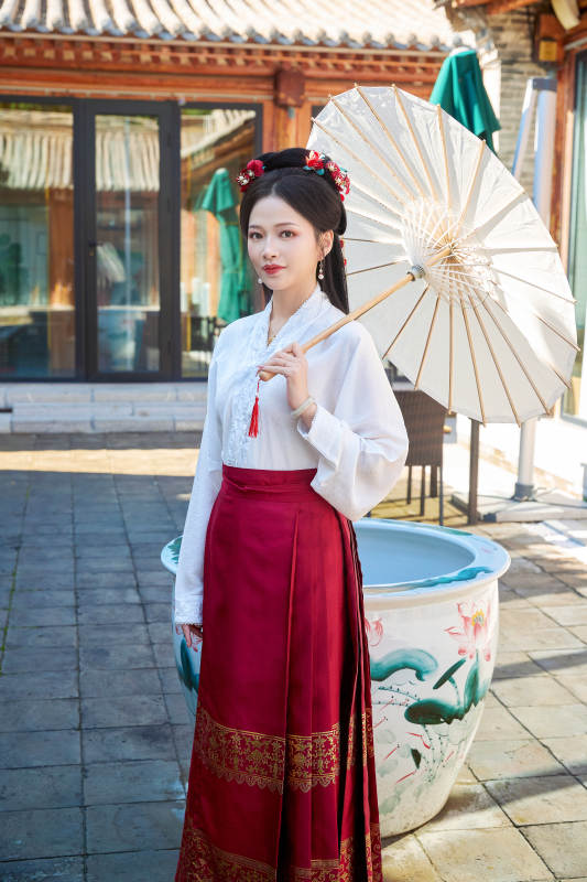 穿着汉服马面裙手持油纸伞的东方美女图片