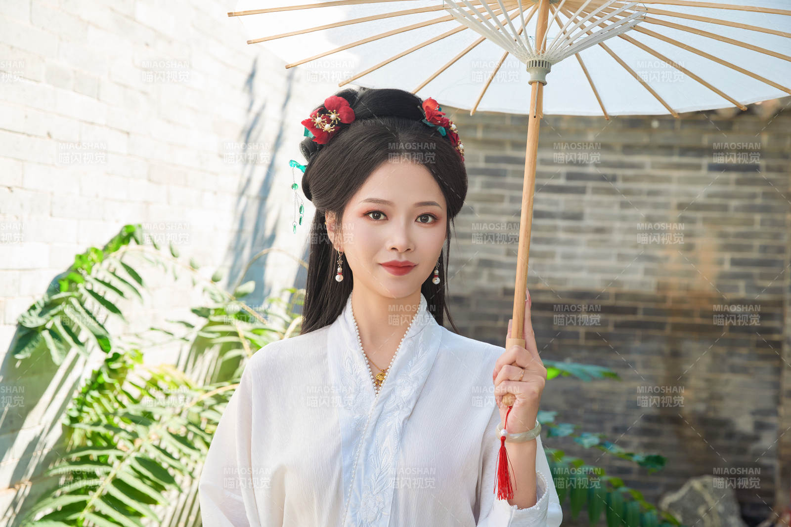 穿着汉服马面裙手持油纸伞的东方美女图片