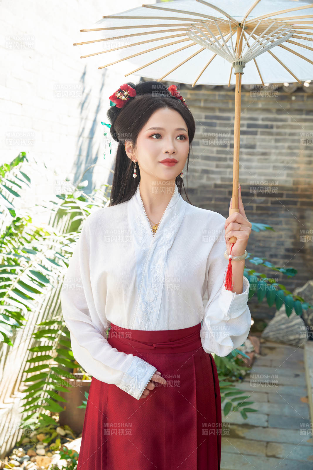 穿着汉服马面裙手持油纸伞的东方美女图片