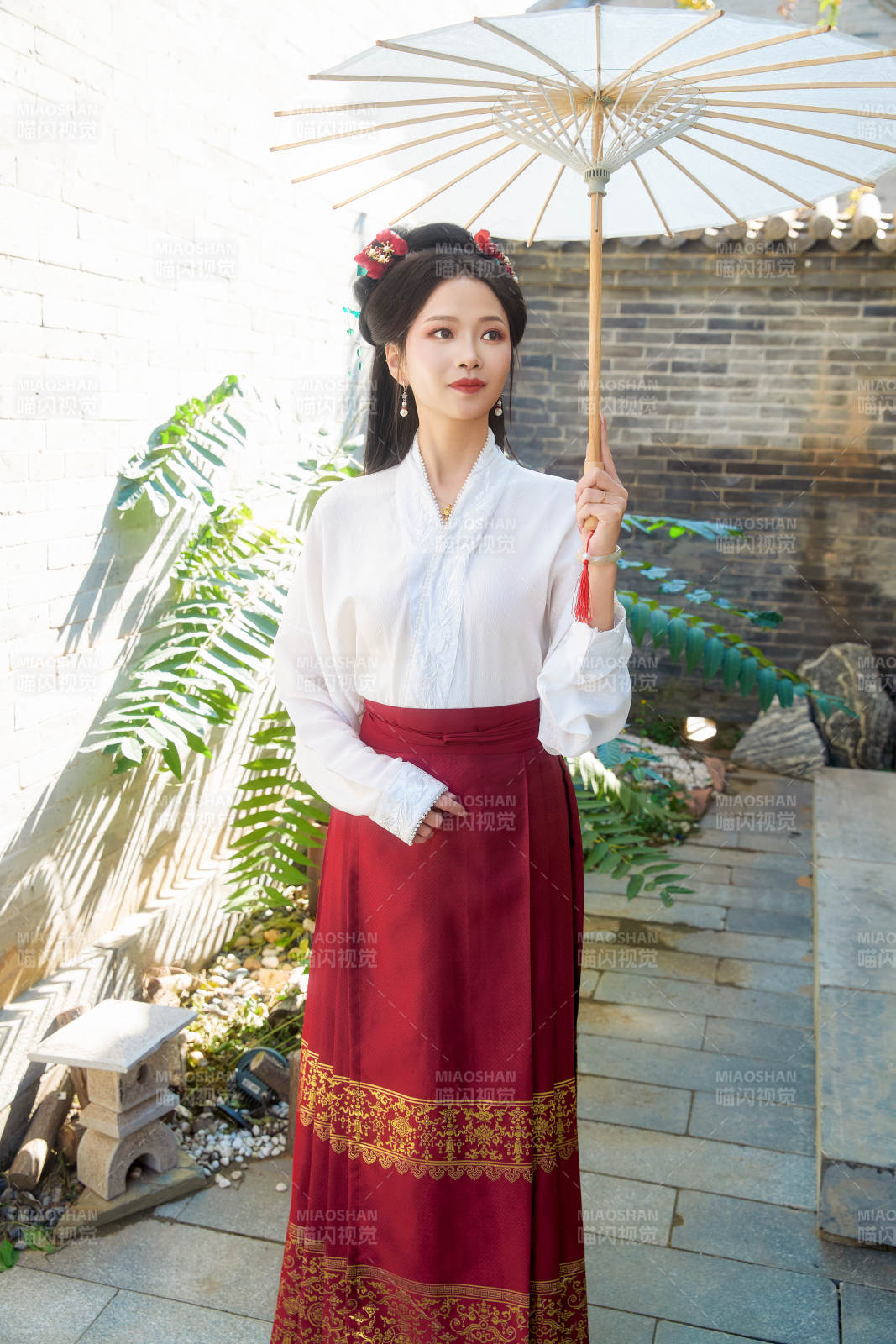 穿着汉服马面裙手持油纸伞的东方美女图片