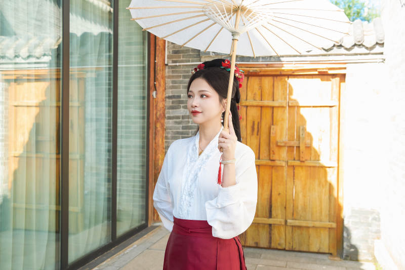 穿着汉服马面裙手持油纸伞的东方美女图片