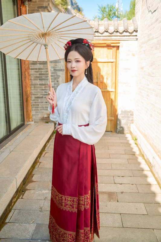 穿着汉服马面裙手持油纸伞的东方美女图片
