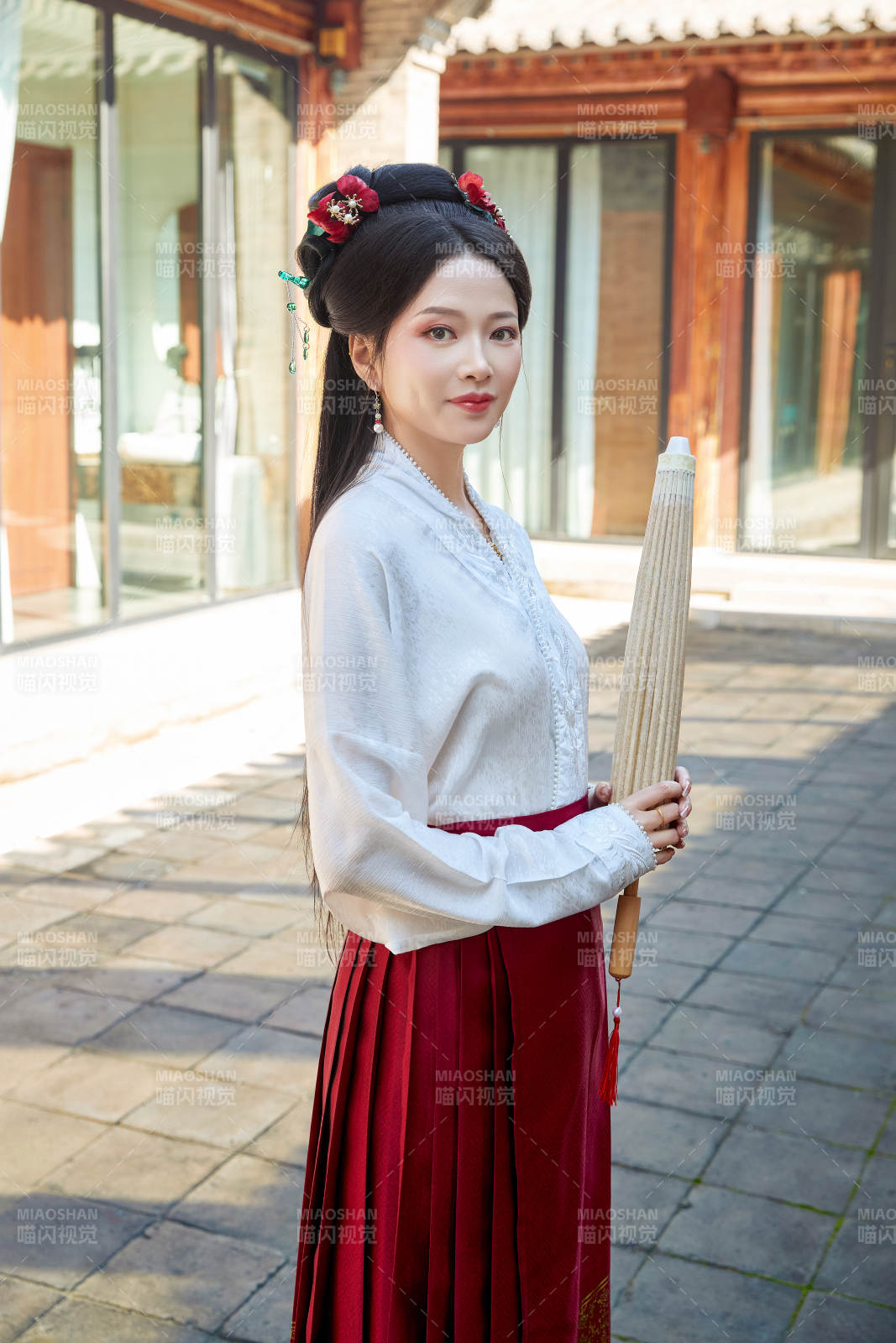 穿着汉服马面裙手持油纸伞的东方美女图片