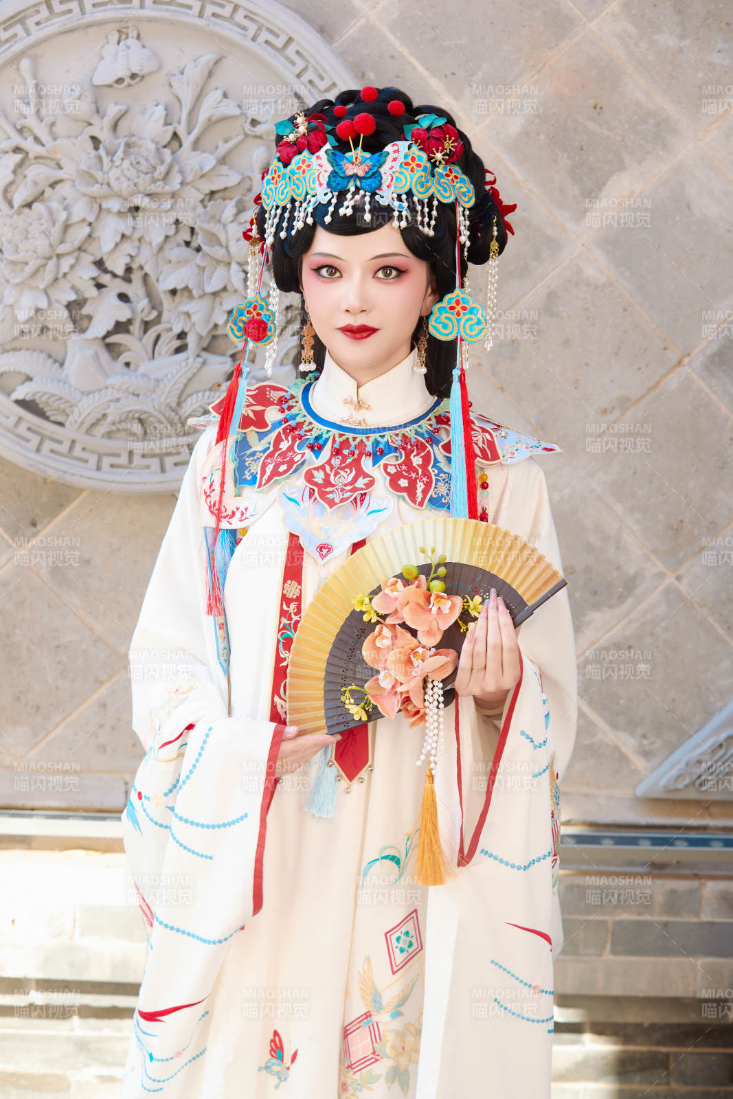 身穿国潮戏曲服饰装扮手拿花扇的中国美女图片