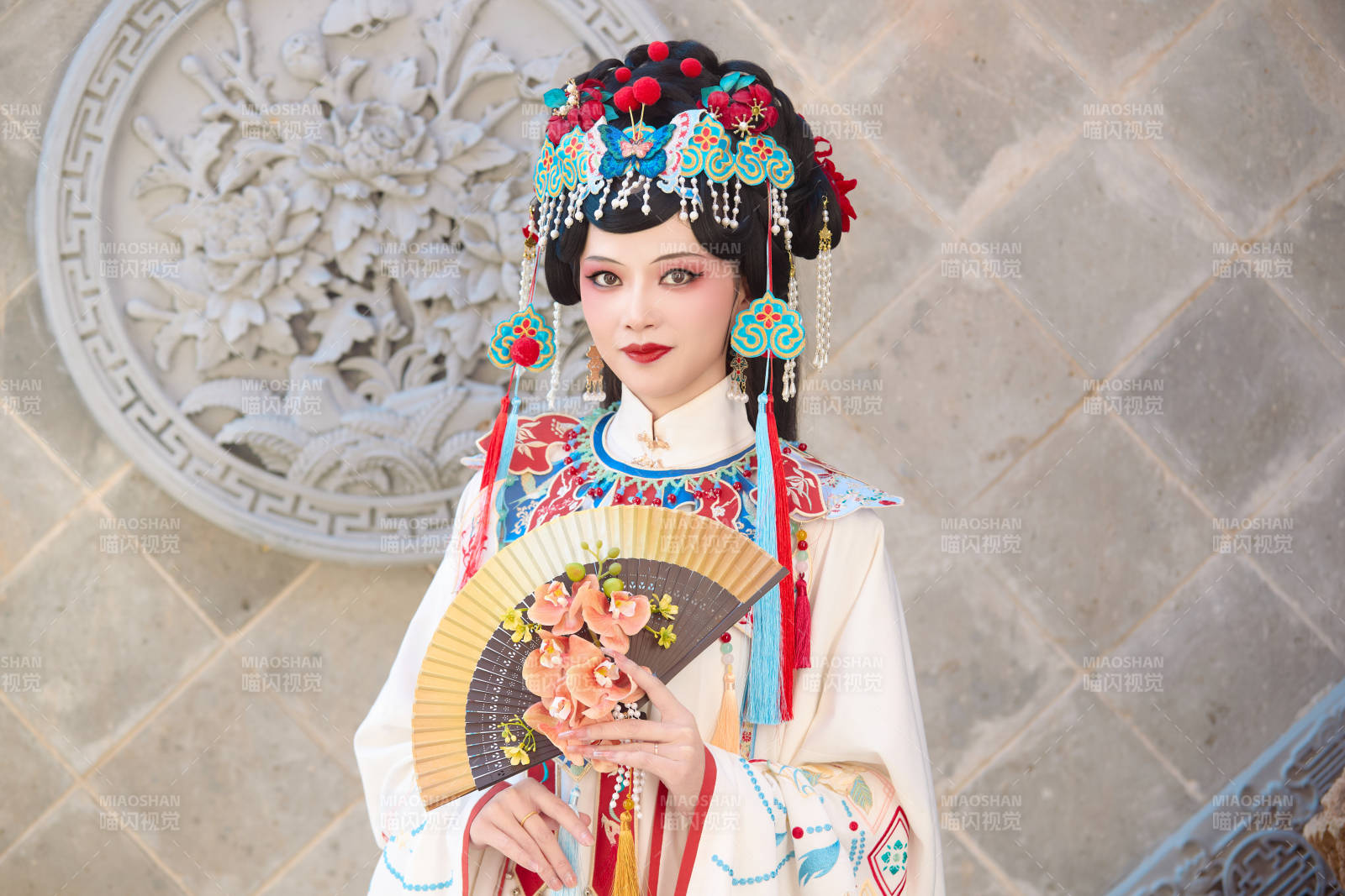 身穿国潮戏曲服饰装扮手拿花扇的中国美女图片