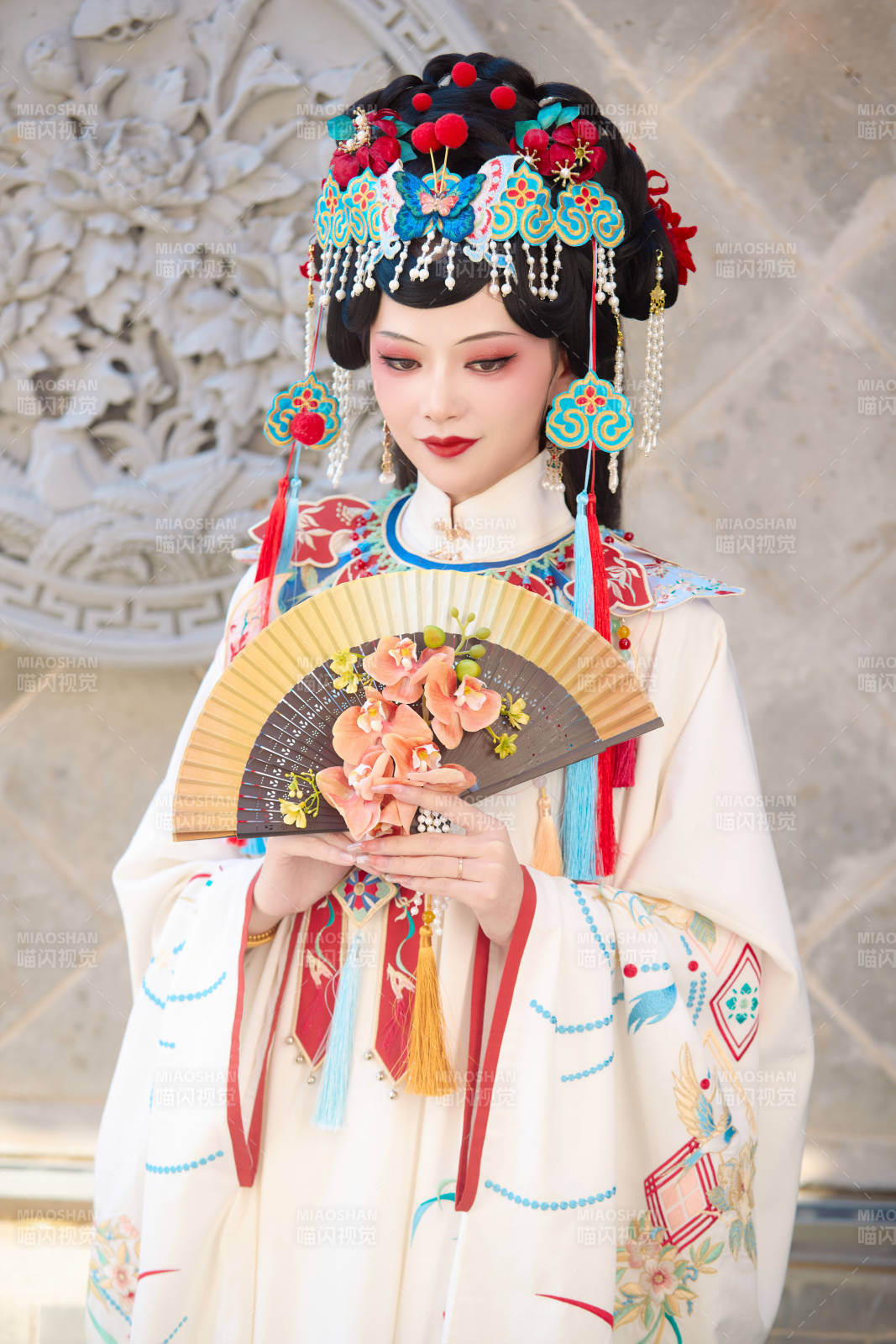 身穿国潮戏曲服饰装扮手拿花扇的中国美女图片