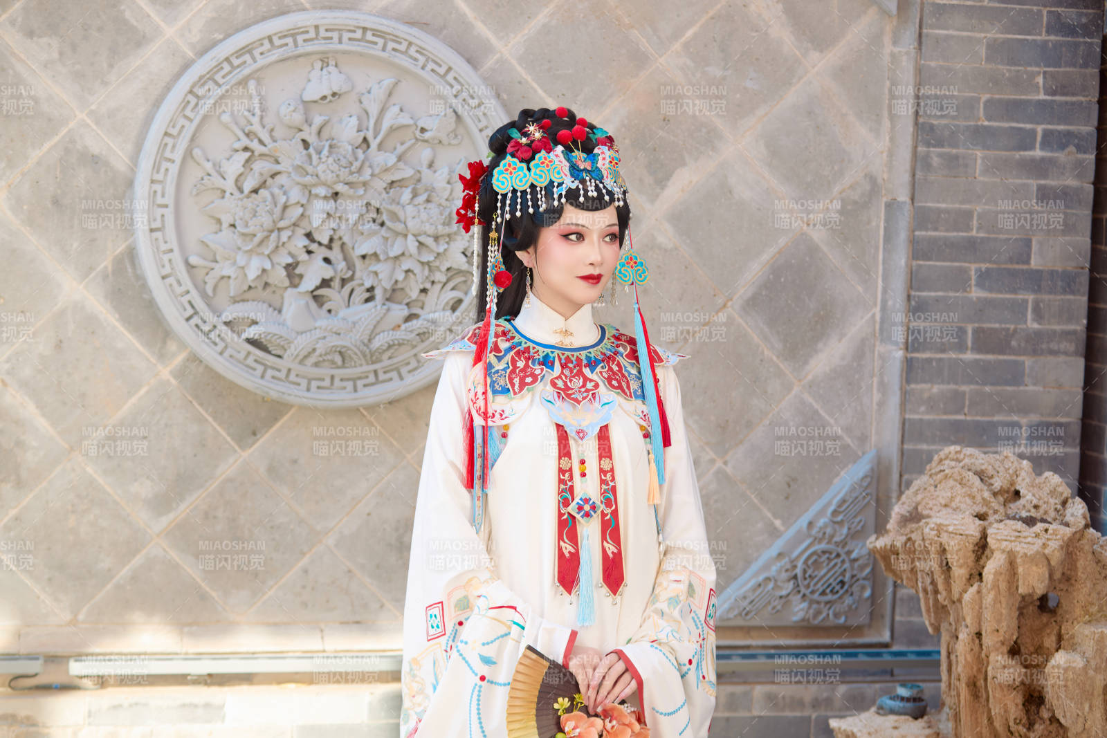 身穿国潮戏曲服饰装扮手拿花扇的中国美女图片