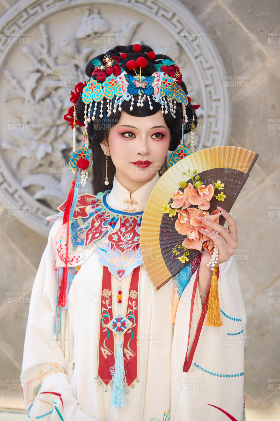 身穿国潮戏曲服饰装扮手拿花扇的中国美女图片