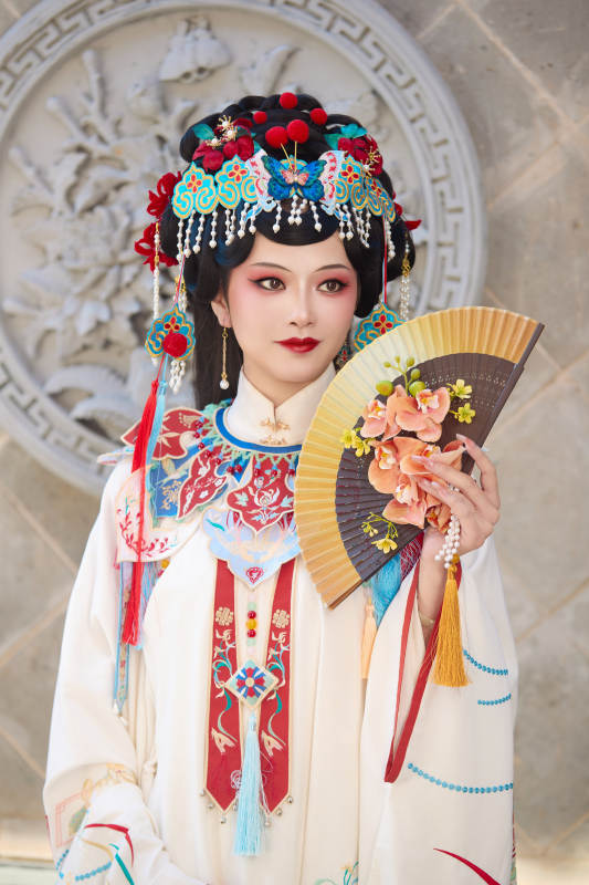 身穿国潮戏曲服饰装扮手拿花扇的中国美女图片