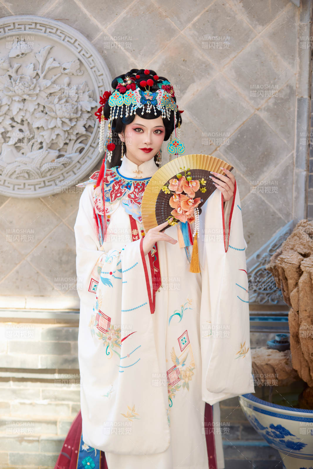 身穿国潮戏曲服饰装扮手拿花扇的中国美女图片