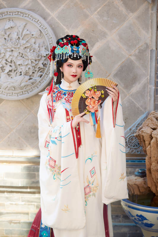 身穿国潮戏曲服饰装扮手拿花扇的中国美女图片