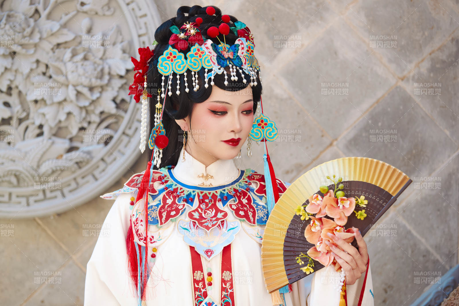 身穿国潮戏曲服饰装扮手拿花扇的中国美女图片