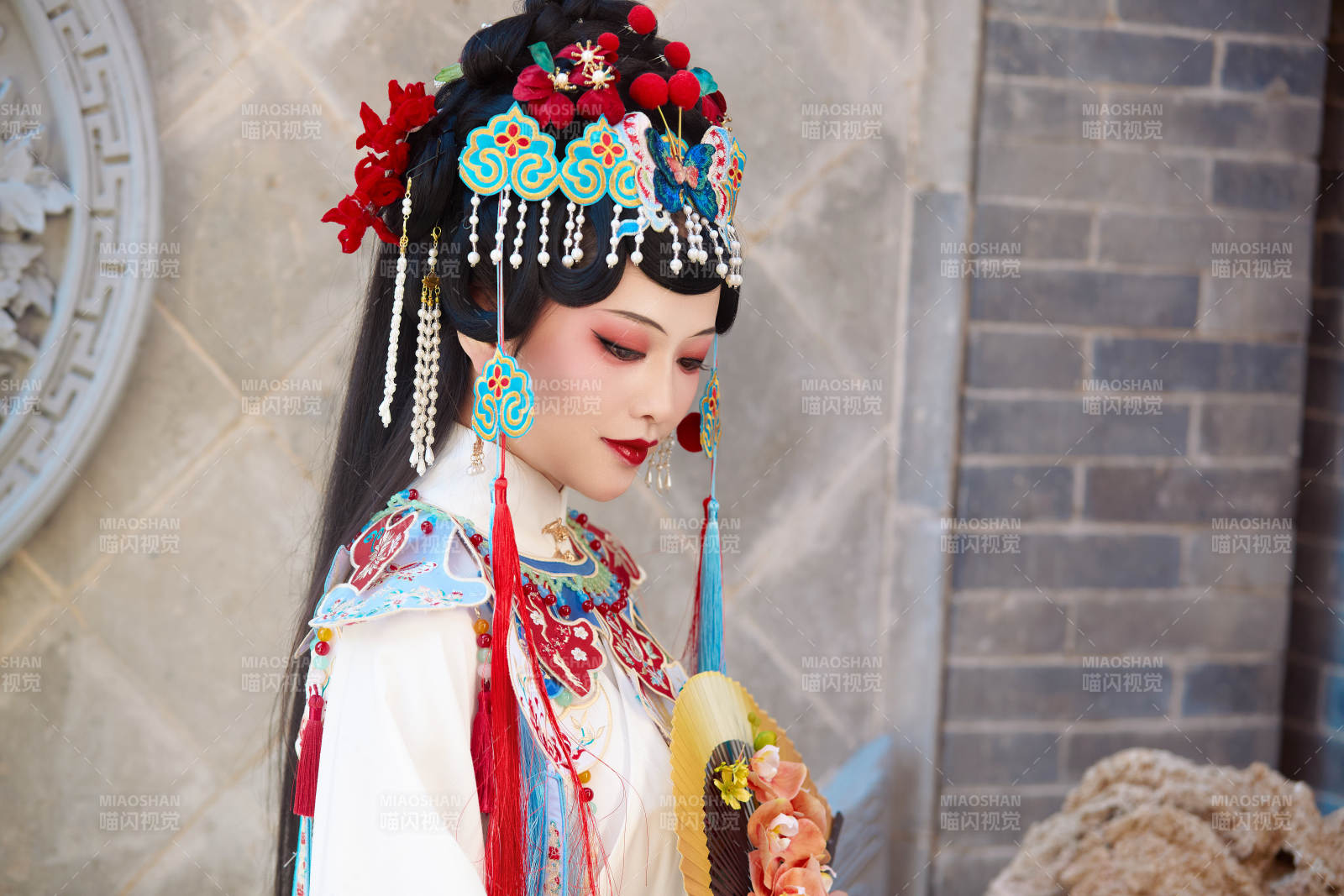 身穿国潮戏曲服饰装扮手拿花扇的中国美女图片