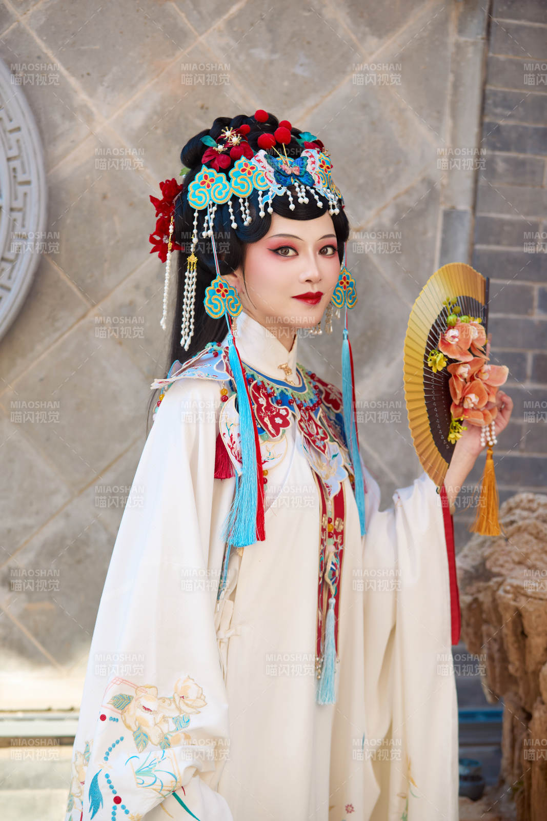 身穿国潮戏曲服饰装扮手拿花扇的中国美女图片