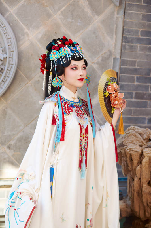 身穿国潮戏曲服饰装扮手拿花扇的中国美女图片