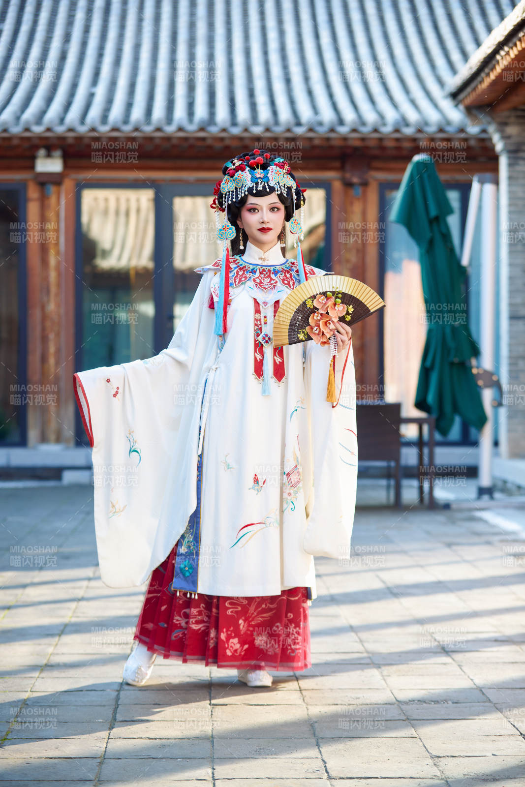 身穿国潮戏曲服饰进行表演的中国美女图片