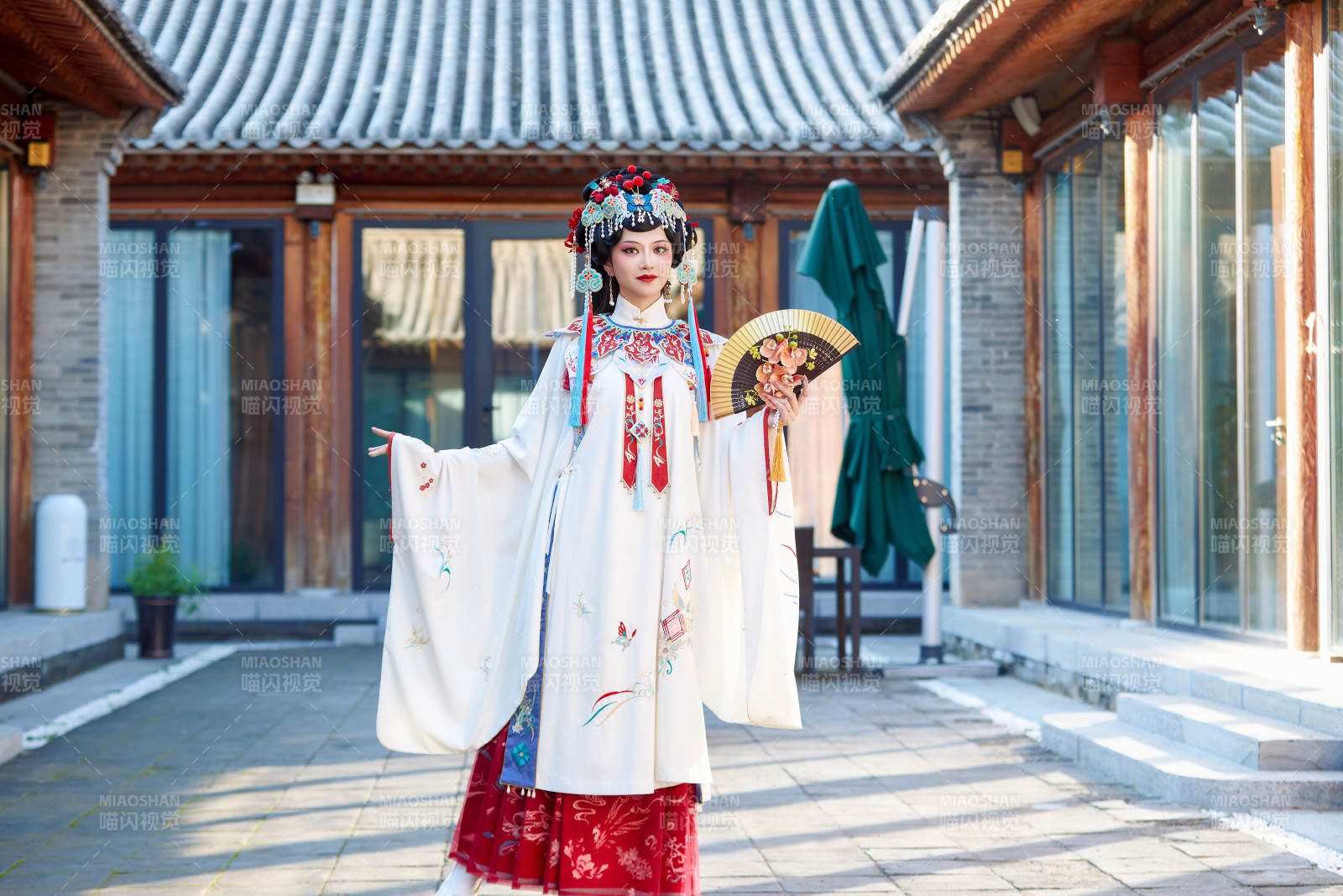 身穿国潮戏曲服饰进行表演的中国美女图片