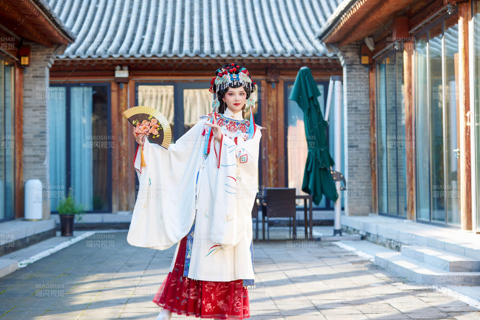 身穿国潮戏曲服饰进行表演的中国美女图片