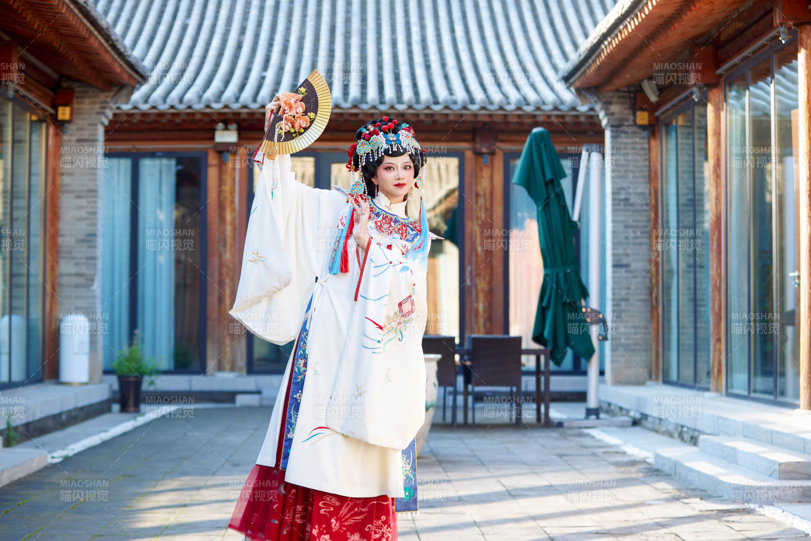 身穿国潮戏曲服饰进行表演的中国美女图片