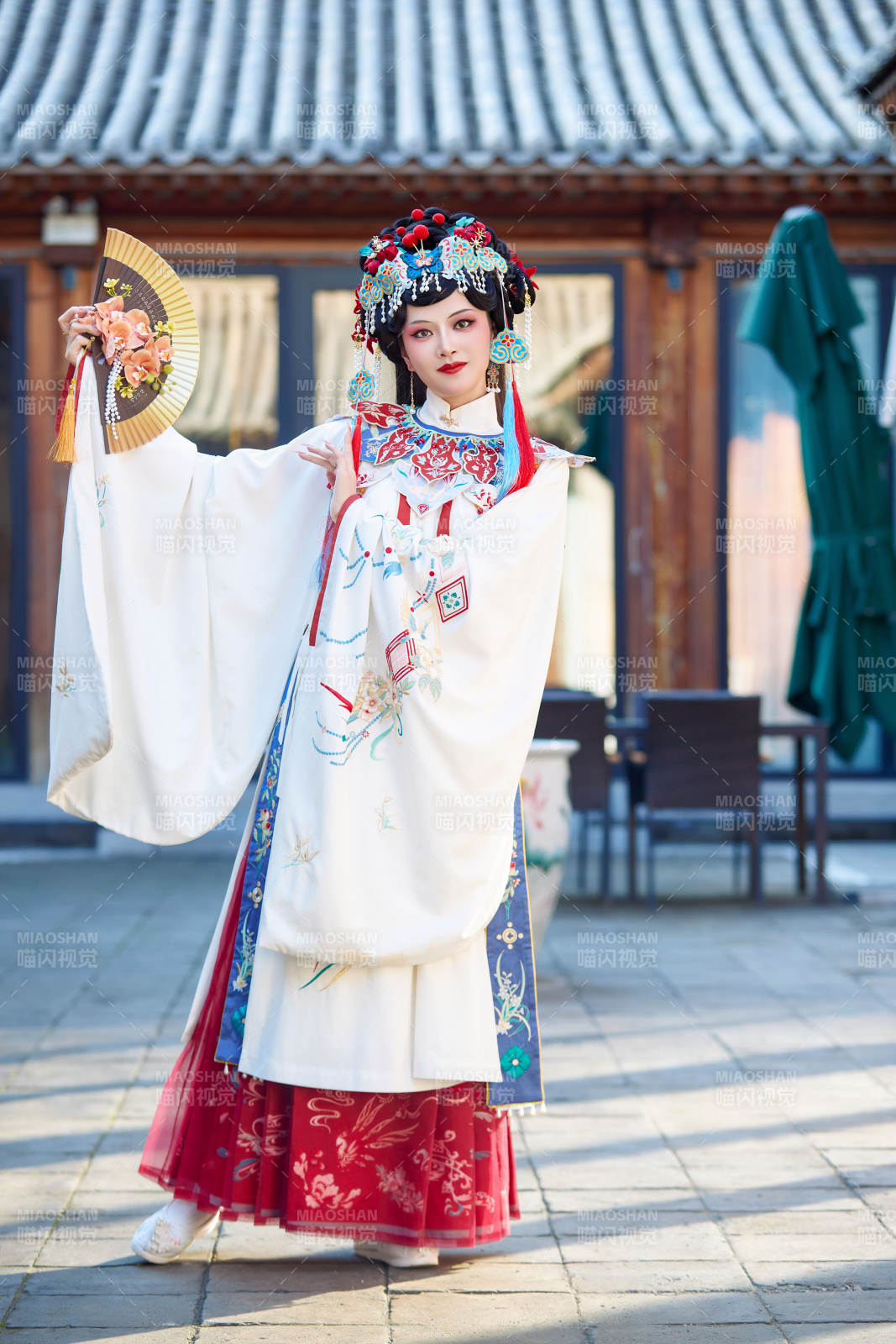 身穿国潮戏曲服饰进行表演的中国美女图片