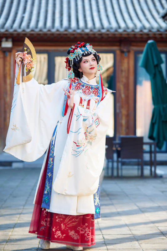 身穿国潮戏曲服饰进行表演的中国美女图片