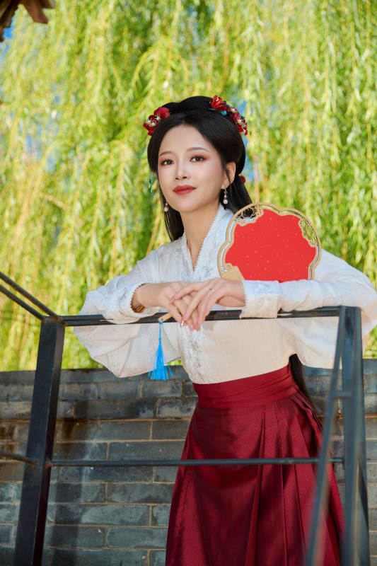 穿着中国汉族服饰马面裙的东方女性图片