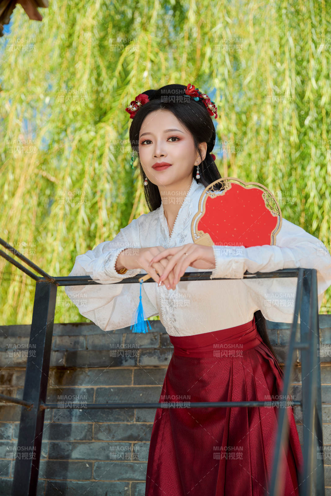 穿着中国汉族服饰马面裙的东方女性图片