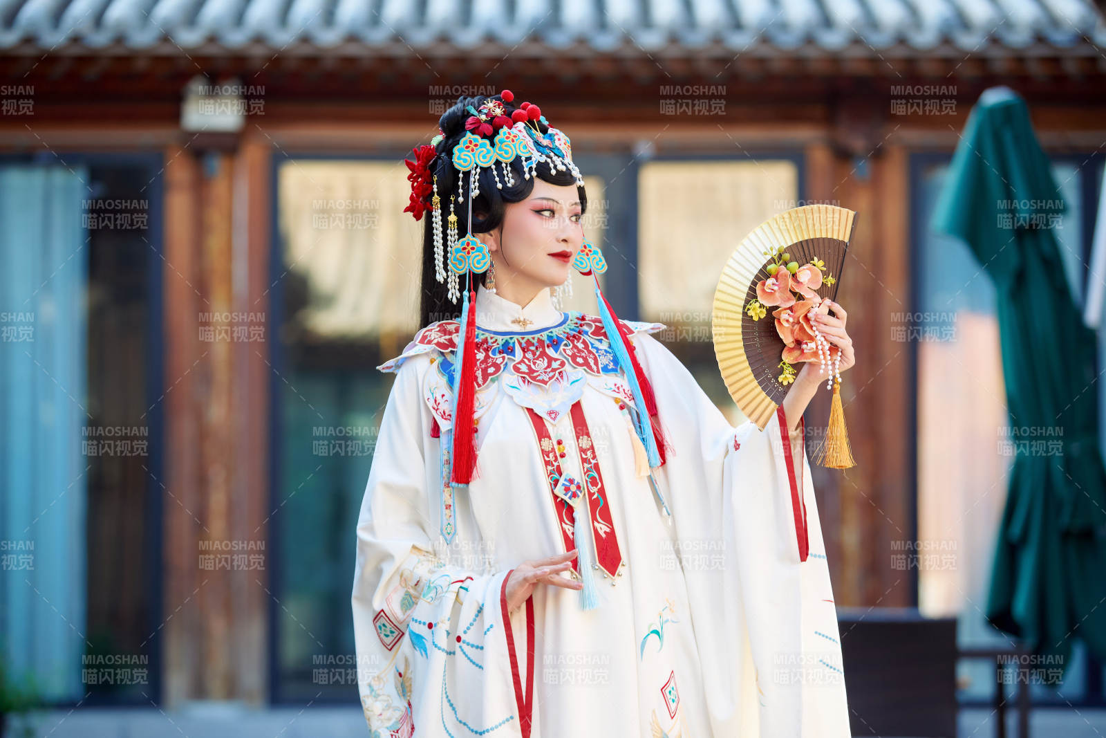 身穿国潮戏曲服饰进行表演的中国美女图片