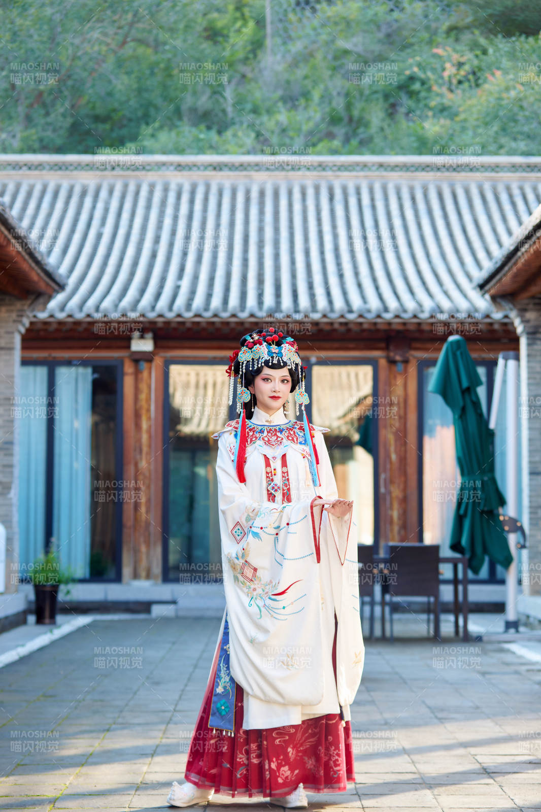 身穿国潮戏曲服饰进行表演的中国美女图片