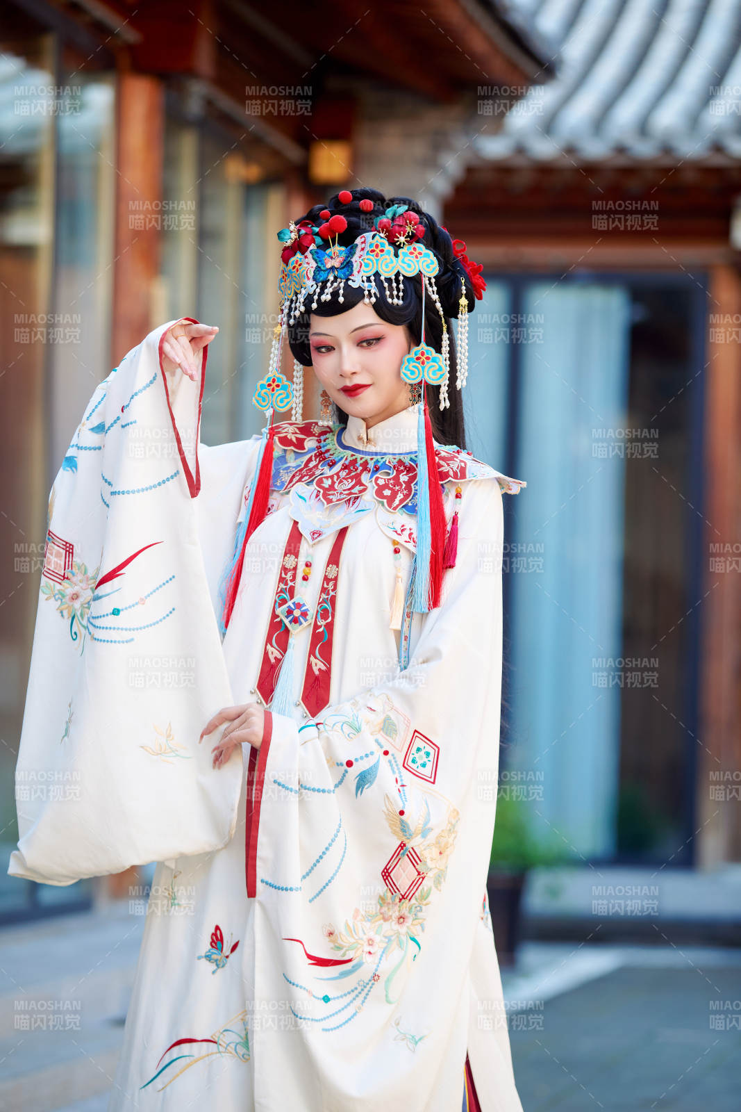 身穿国潮戏曲服饰进行表演的中国美女图片