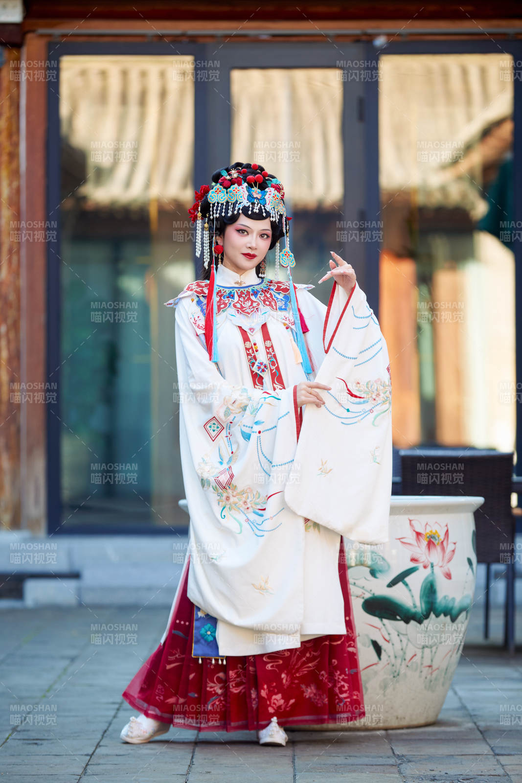 身穿国潮戏曲服饰进行表演的中国美女图片