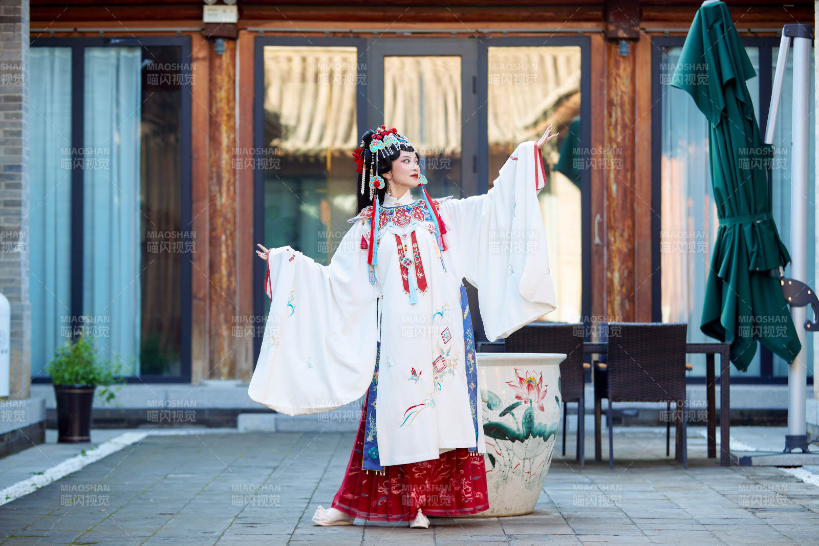 身穿国潮戏曲服饰进行表演的中国美女图片