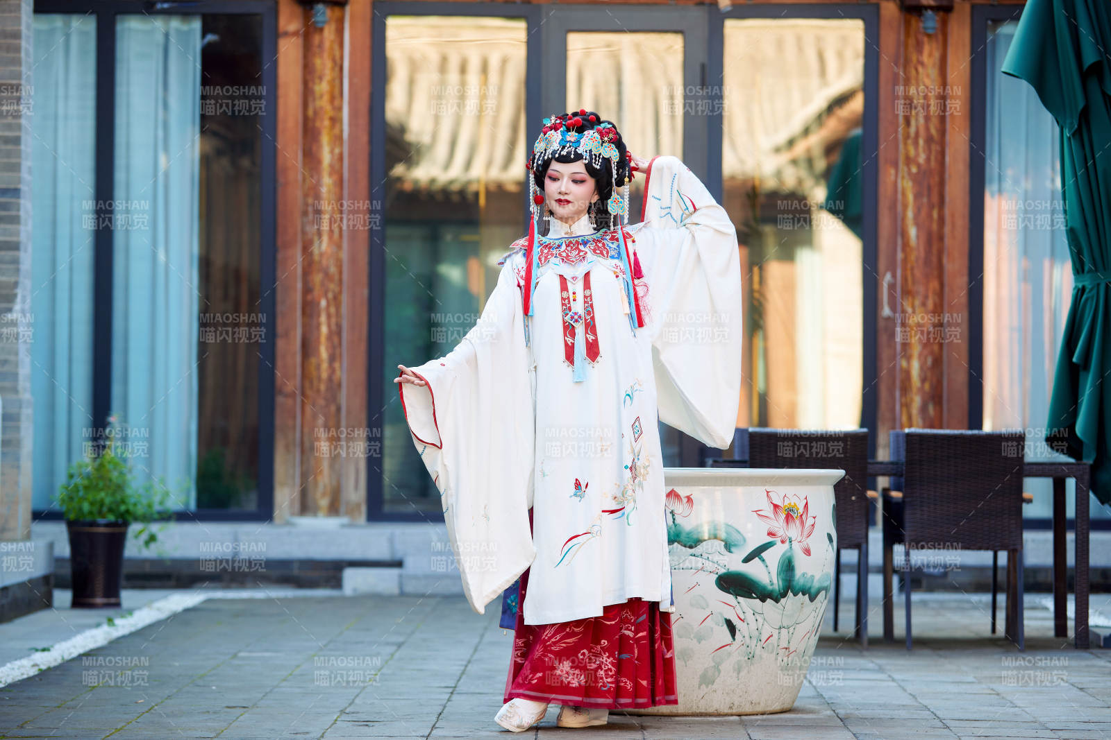 身穿国潮戏曲服饰进行表演的中国美女图片