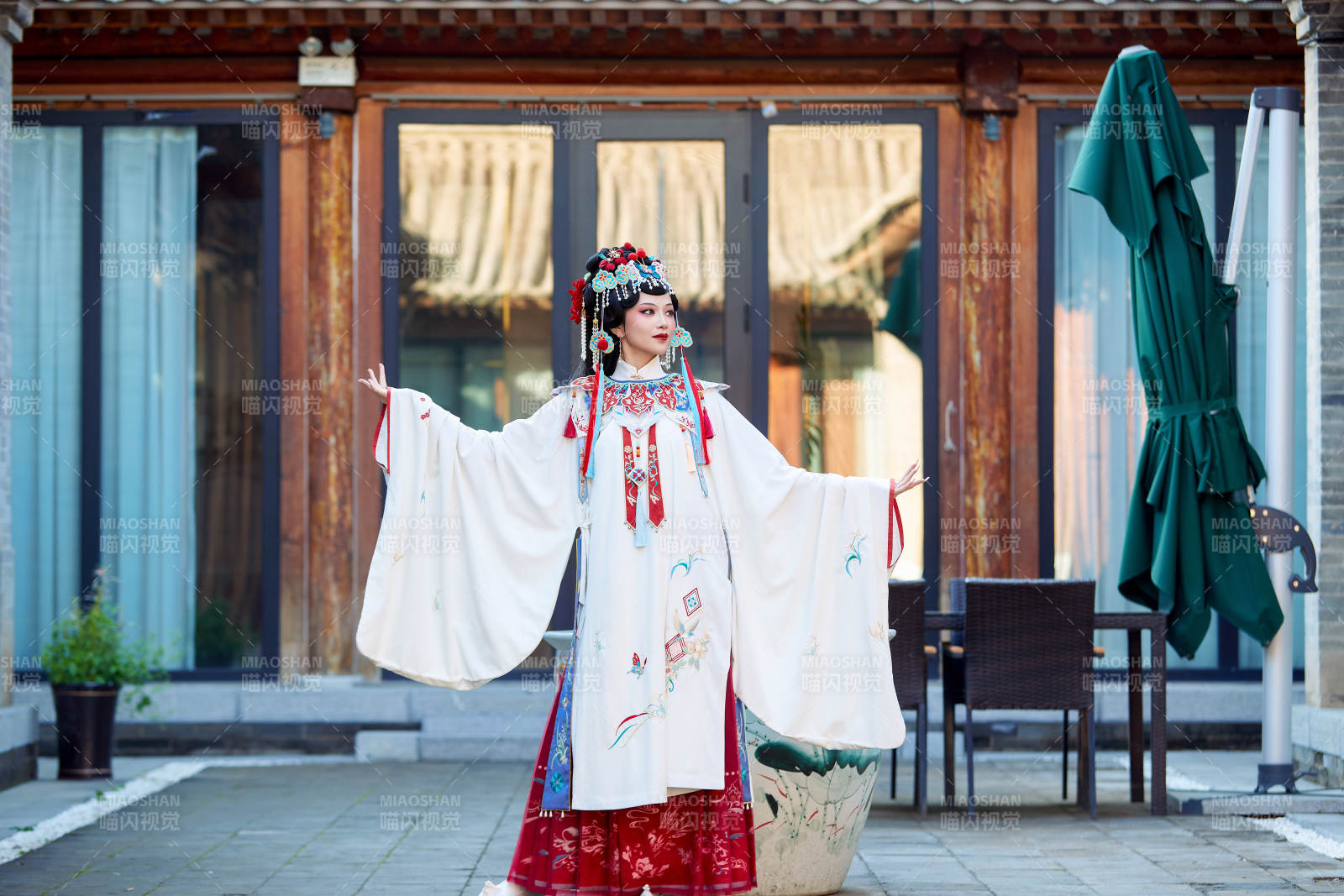 身穿国潮戏曲服饰进行表演的中国美女图片